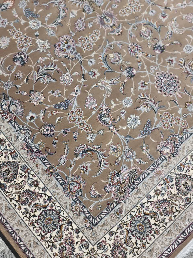 فرش ۷۰۰ شانه دیبا نسکافه ای - گالری فرش ترنج اصفهان